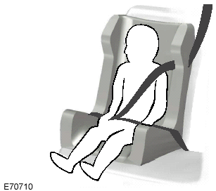 We recommend that you use a boosterseat that combines a cushion with abackrest instead of a booster cushiononly. The raised seating position will allowyou to position the shoulder strap of theadult seat belt over the centre of yourchild’s shoulder and the lap strap tightlyacross its hips.