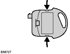 • Open the transmitter unit byseparating the retaining clips on thesides with the flat object.