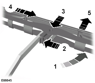 Lift the wiper arm and position the wiperblade at a right angle to the wiper arm. Toremove, press the retaining clip in thedirection of the arrow, disengage thewiper blade and pull it off the arm in theopposite direction.