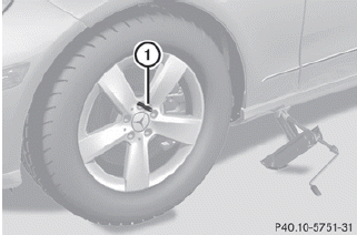 •► Unscrew the uppermost wheel bolt