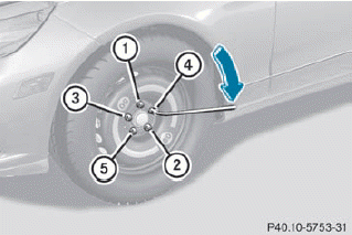 •► Tighten the wheel bolts evenly in a